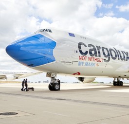 Jumbo mit Maskendesign von Cargolux: Die Airline wird keine reiner 747-Betreiber bleiben.