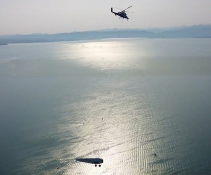 Hier reist eine Junkers Ju-52 mit dem Hubschrauber