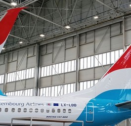 Boeing 737-800: Das Flugzeug hat als erstes aus der Bestandsflotte die neue Lackierung erhalten.