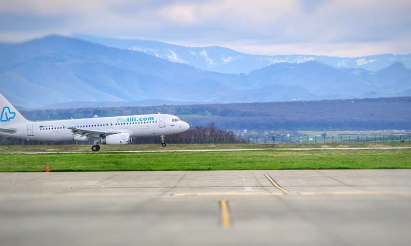 Ein landender Airbus A320 von Fly Lili: Die Airline sucht die Schuld bei den rumänischen Behörden.