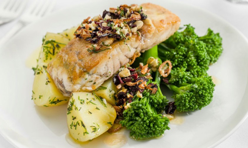 «Gebratener Cone Bay Barramundi mit Kräuter-Knoblauch-Kartoffeln, Broccolini, Zitrone, Oliven und Mandel-Salsa»: Soll den Jetlag erträglicher machen.