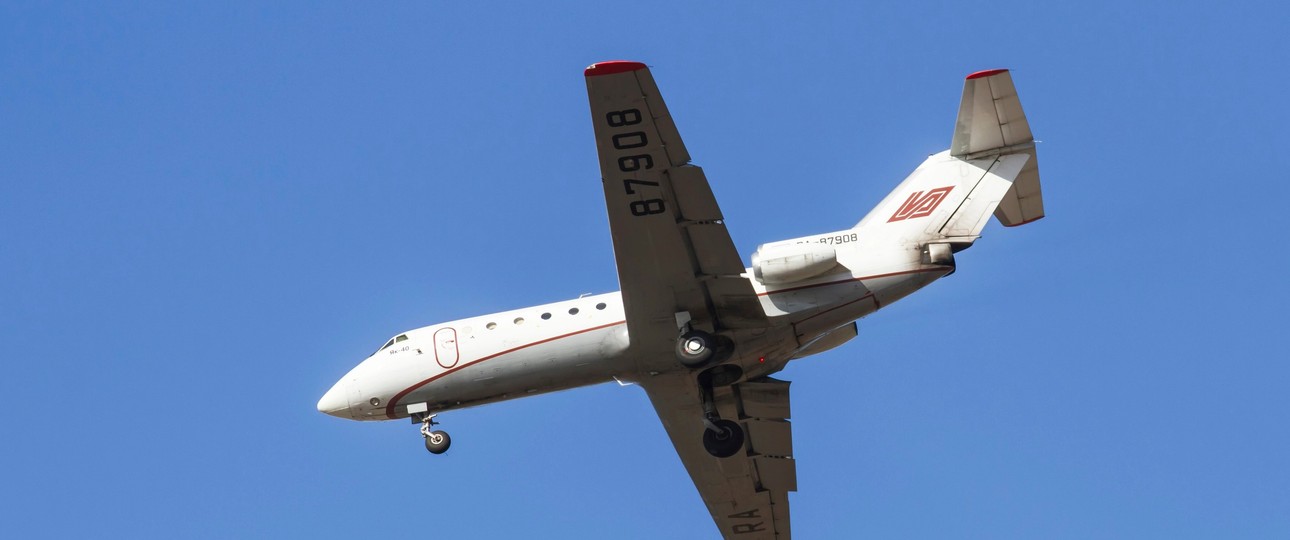 Yakovlev Yak-40 im Flug: Ein solches Flugzeug wollte mit offener Tür starten.
