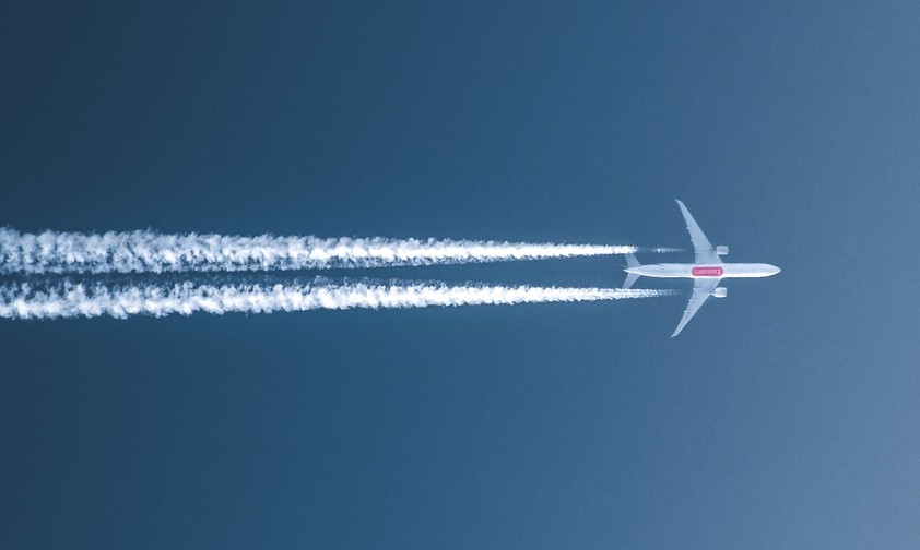Flieger zieht Kondensstreifen: Organisation untersucht Klimafreundlichkeit von Airlines.