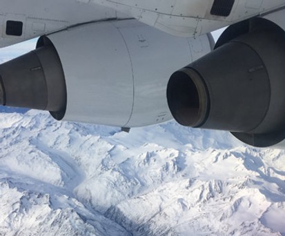 Flug über die Alpen: Mit dem Zug ist man bald schneller von der Nord- in der Südschweiz.