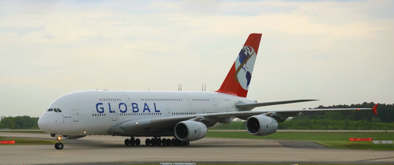 Der Airbus A380 von Global Airlines am BER.