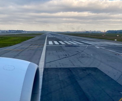 Boeing 777 fährt auf Startbahn: Es gibt lange Pisten und längere.