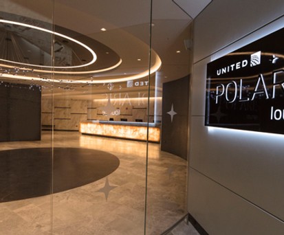 Uniteds neue Polaris-Lounge in Newark: Für Passagiere, die auf internationalen Langstrecken in der Polaris Business oder Polaris First Class fliegen.