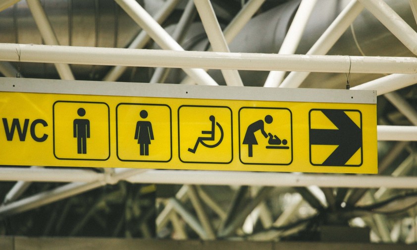 Schilder am Flughafen: Mitarbeiter von Hong Kong Express geleiteten Passagierin für einen Schwangerschaftstest auf die Toilette.