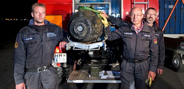 Die Experten der Feuerwehr Hamburg: Die Bombe wurde entschärft.