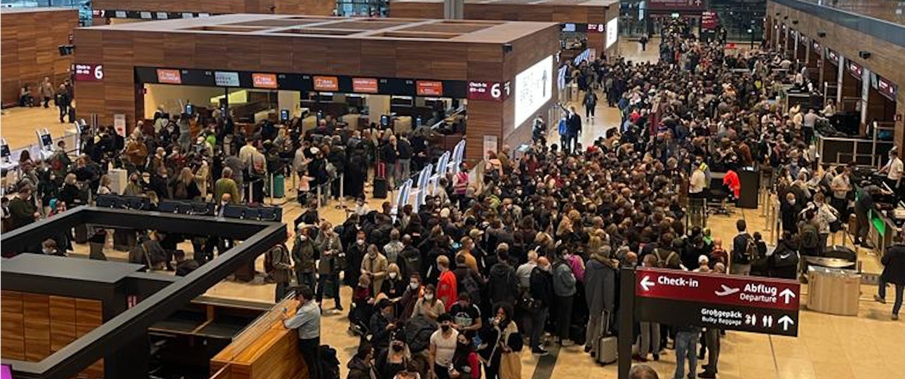 Schlange am Flughafen BER: Nach einem Feueralarm mussten alle noch einmal durch die Sicherheitskontrolle.