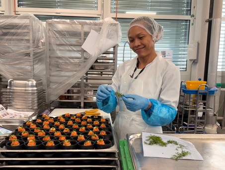 Auch in der Küche von Gate Gourmet wird vieles von Hand gemacht.