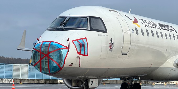 Dem Regionalflugzeug fehlt die Nase.