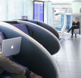 Ausruhen, arbeiten oder schlafen: Die neue Relaxation Area bietet bequeme Sessel oder Liegen.