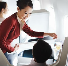 Flugbegleiterin von Cathay Pacific: Künftig sind auch Hosen erlaubt.