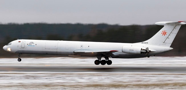 Der Flieger gehört Rada Airlines und trägt das Kennzeichen EW-450TR.