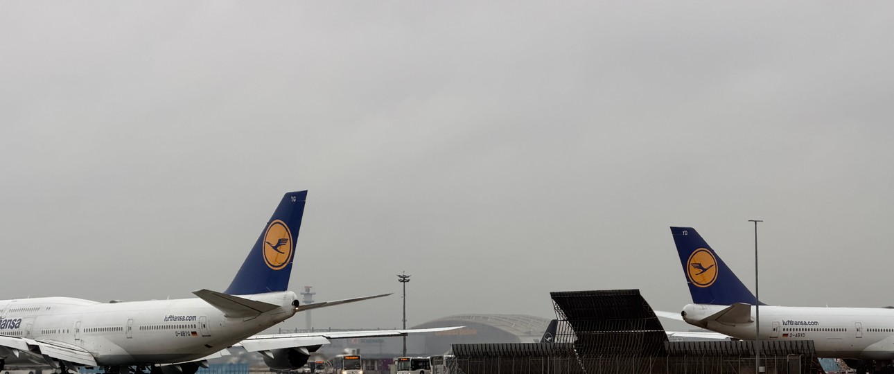 Zwei Boeing 747-8 von Lufthansa: D-ABYD und D-ABYG nebeneinander vor der Lufthansa Technik Halle in Frankfurt.