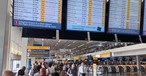 Warteschlangen am Flughafen Amsterdam Schiphol: Diese Mal wegen einer eingestürzten Decke.