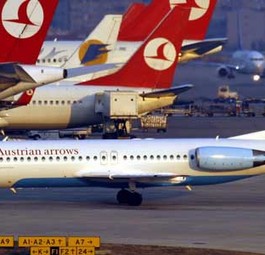 Fokker 100 von Austrian Airlines in Istanbul: Bald ein seltener Anblick.