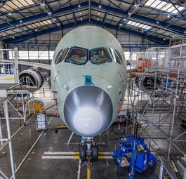 Airbus A350 F bei den Bodenschwingungstests: Der Flieger wird kräftig durchgeschüttelt.