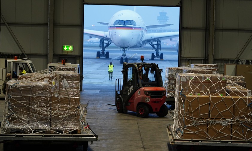 Beladung des Airbus A350 in Köln: Unterwegs nach Indien.