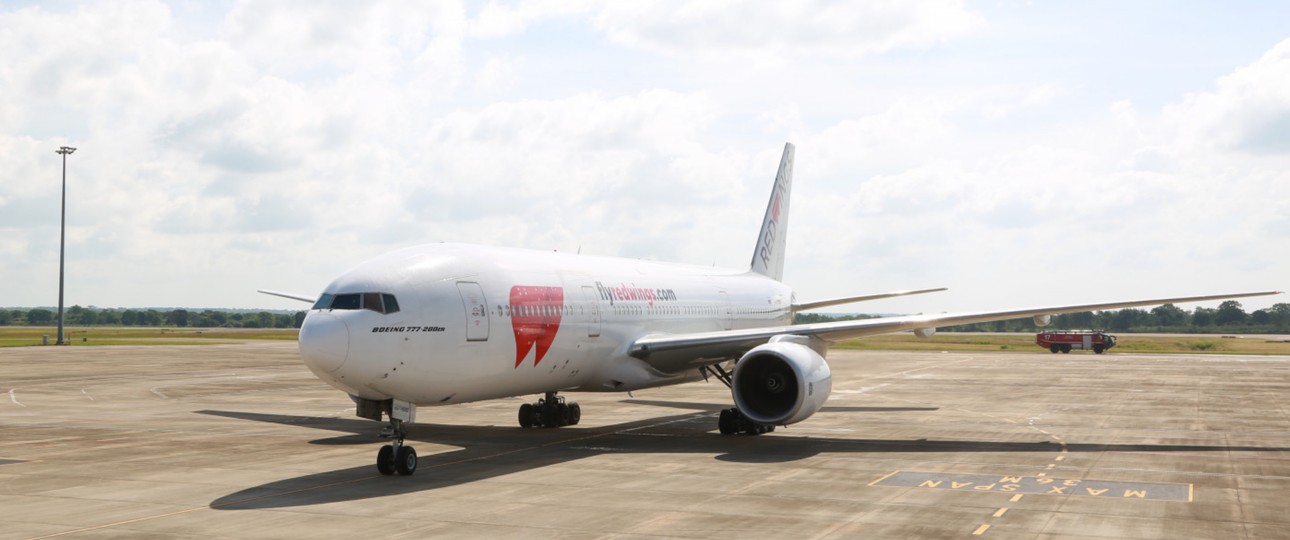 Boeing 777 von Red Wings: Am Boden.