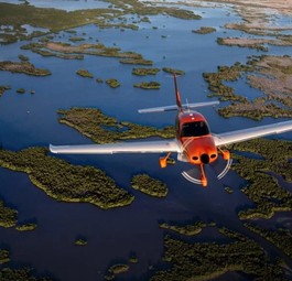 Cirrus Sr22 im Flug: Der Hersteller hat Updates vorgestellt.