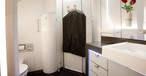 In der First-Class-Toilette der Airbus A380 von Lufthansa gibt es ein Urinal - dezent verdeckt von einer Verkleidung.