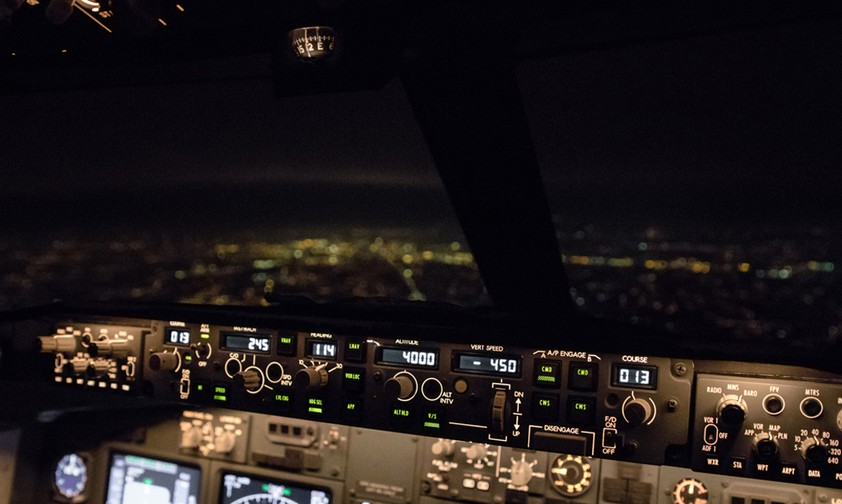 Nacht im Cockpit: Statt nur aus dem Fenster zu schauen, studieren viele Dienstvorschriften.