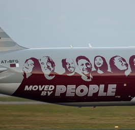 Sonderlackierung auf einer Boeing 777 F von Qatar Airways: Im Wort People stehen klein die Namen aller Mitarbeitenden.