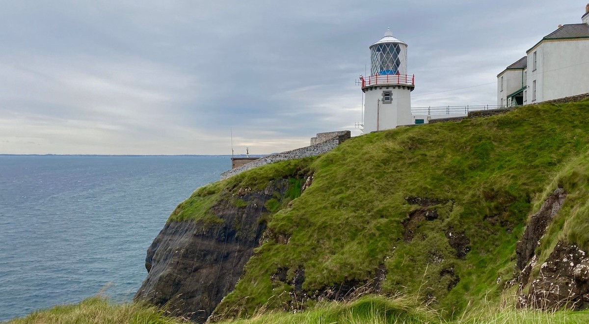 Erhabene Lage des Blackhead Lighthouse nordöstlich von Belfast, Nordirland
