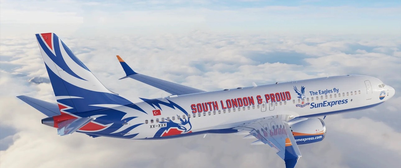 So sieht die Boeing 737 im Crystal Palace-Design aus: Der Ferienflieger wirbt für den Fußballverein.