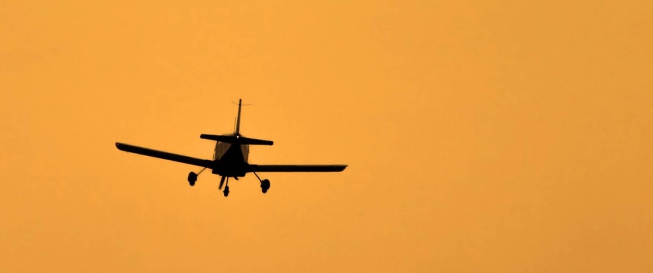 Flugzeug am Himmel.