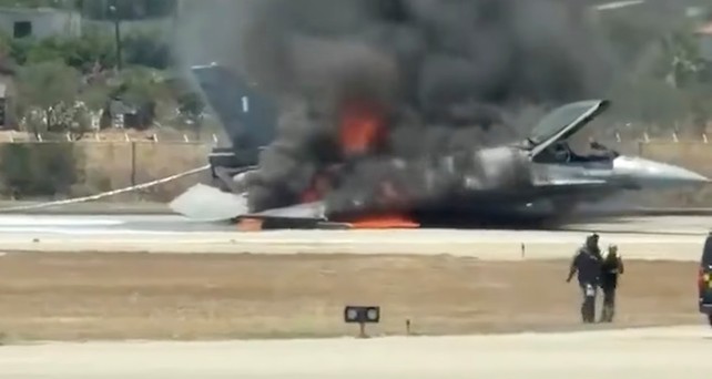 Die brennende General Dynamics F-16 in Zakynthos: Der Pilot blieb unverletzt.