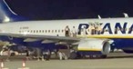 Passagiere auf der rechten Tragfläche: Sprangen aufs Vorfeld.