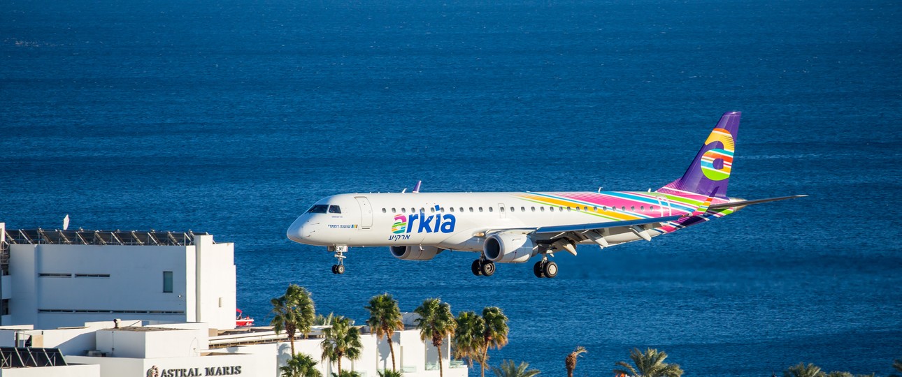 Anflug über Palmen: Eine Embraer von Arkia Airlines peilt die Landebahn des alten Stadtflughafens von Eilat an.