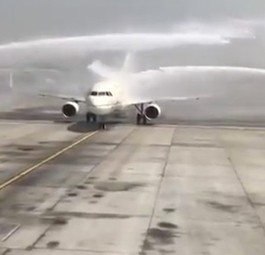 Die Maschine von Saudia mit den Wasserfontänen: Volle Kraft auf die Tür.