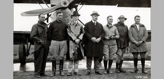 Empfang in Washington: US-Präsident Calvin Coolidge (3. von links im Regenmantel) begrüßte die Piloten auf dem Flugfeld von Washington persönlich.