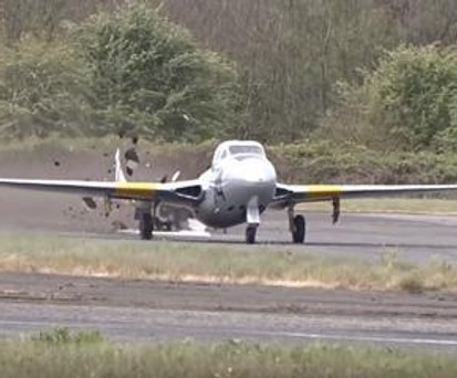 Wenn der Kampfjet den Asphalt in die Luft wirbelt