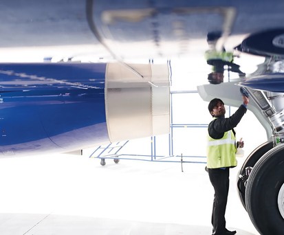 Pilot von Indigo bei der Flugzeugkontrolle: Die Airline hat viel vor.