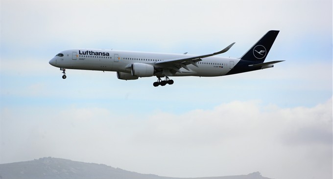 Die Falkländerin Sue Luxton reiste extra eine Stunde an, um die Landung des Airbus A350 zu sehen.