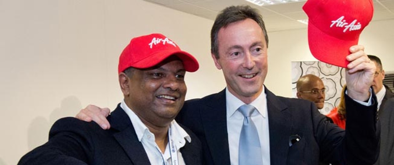 Tony Fernandes (links) und der damalige Airbus-Zivilsparten-Chef Fabrice Brégier bei der Bekanntgabe des A330-Neo-Deals.