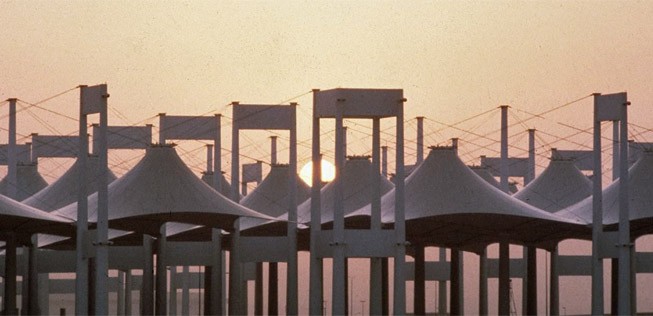 <span style="font-weight: 400;">Das Hadsch-Terminal in Jeddah ist an sich zweckmäßig. Doch dahinter erhebt sich ein atemberaubender Komplex. Es ist eine Art Zeltstadt, die den Behausungen der Beduinen in der Wüste nachempfunden ist. In der bereiten sich Mekka-Pilger auf ihre Wallfahrt vor.</span>