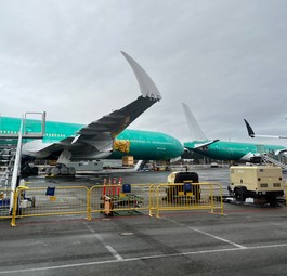 Boeing 777X auf dem Gelände in Everett: Immer mehrr fertige Flugzeuge stehen geparkt am Boden.