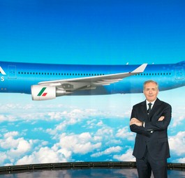 ITA-Chef Alfredo Altavilla vor einer Skizze der neuen Lackierung: Start in neuen Farben.