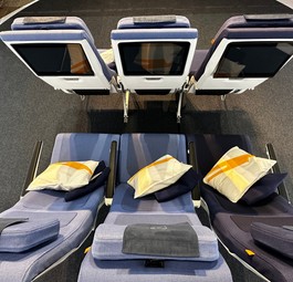 Lufthansa baut neue Sitze in die Economy Class ihrer neuen Langstreckenflugzeuge.