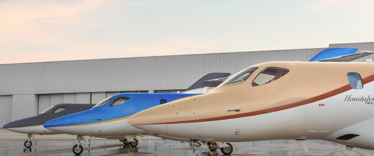 Honda Jet Elite S: In Luxe Gold  (vorne), Deep Sea Blue und Gunmetal.