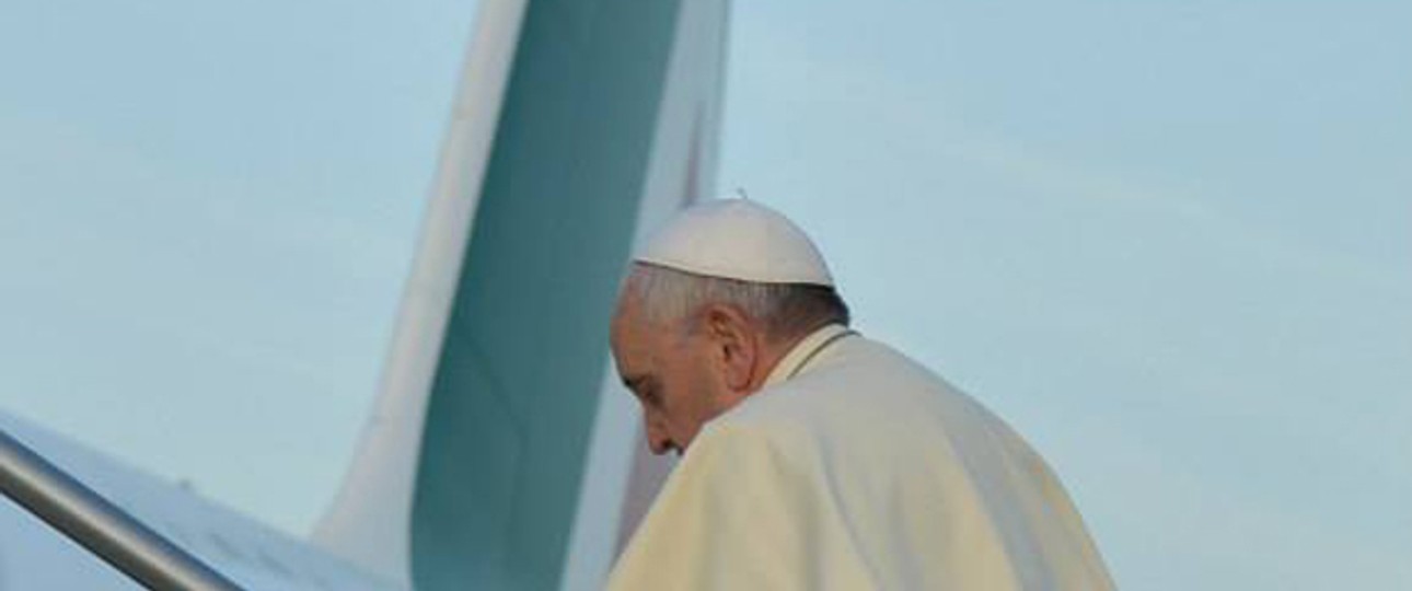 Papst Franziskus besteigt A320 von Alitalia: Vielleicht gehört die Maschine bald Air Berlin.