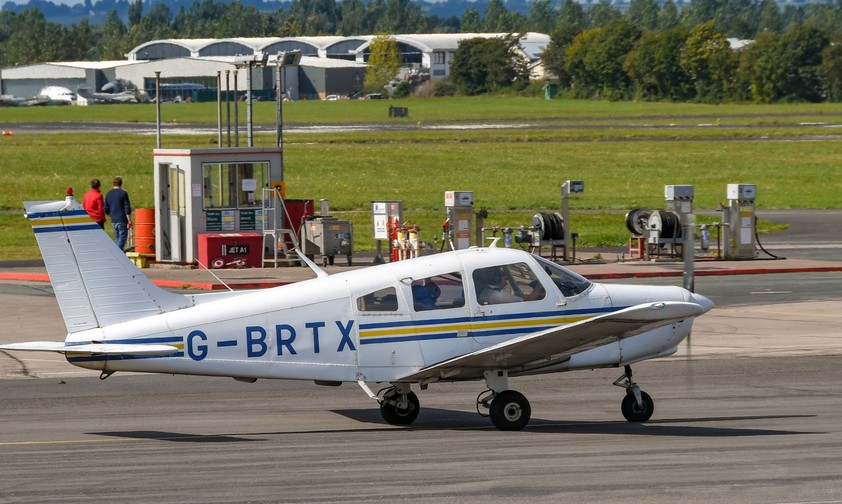Piper PA-28 vor einer Tankstelle: Avgas 100LL ist in der EU bis 2032 erlaubt.