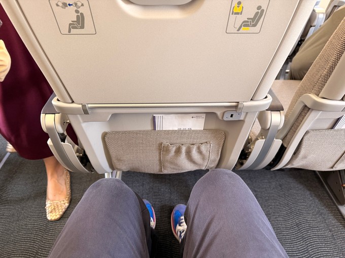 Der Sitzabstand beträgt hier 30 Zoll - 76 Zentimeter). Und die Neigung ist minimal.