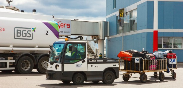 Wer an einem Flughafen Fahrzeuge bedienen will, muss neben den normalen Verkehrsregeln noch viele weitere Regeln kennen.